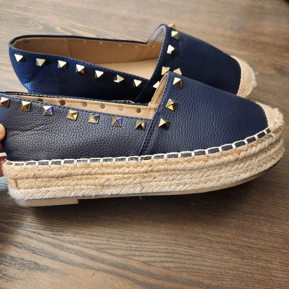 Shoes - Picture 2 of 3